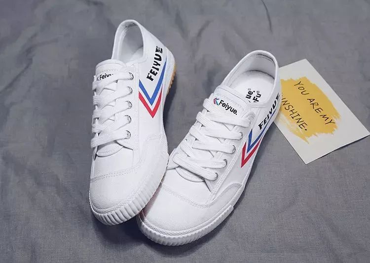 中国60年前造了双小白鞋，法国人一夜“偷走”赚翻了！今天它潮回来了