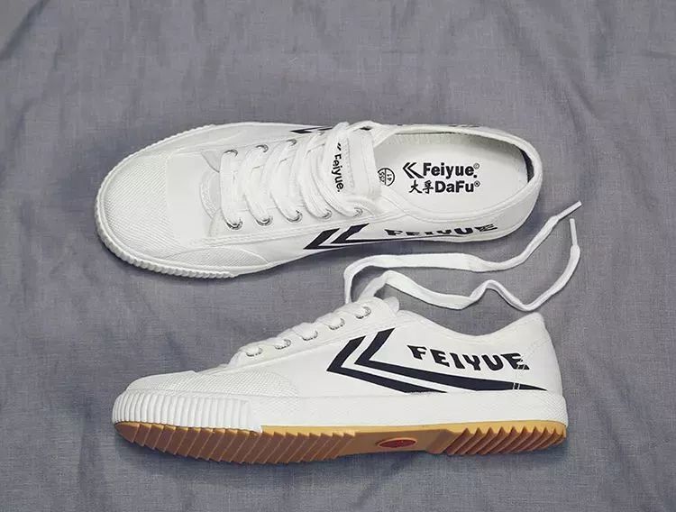 中国60年前造了双小白鞋，法国人一夜“偷走”赚翻了！今天它潮回来了