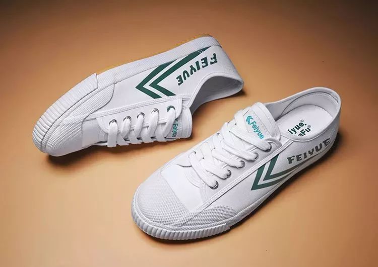 中国60年前造了双小白鞋，法国人一夜“偷走”赚翻了！今天它潮回来了