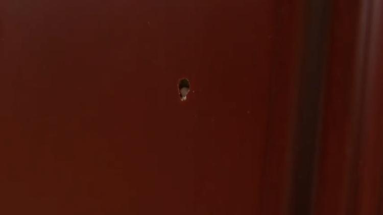 吓出冷汗！家中深夜常有异响女子一看卧室门上竟被凿出4个洞