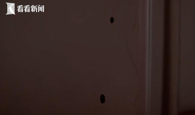 吓出冷汗！家中深夜常有异响女子一看卧室门上竟被凿出4个洞