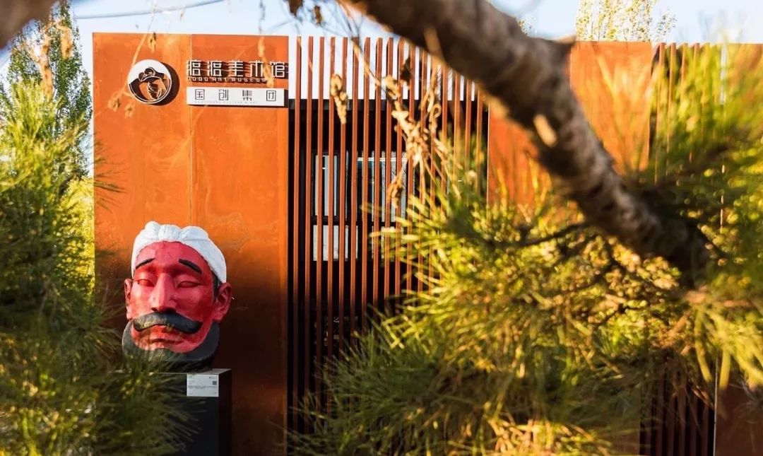 艺术家刘若望：艺术可以是一条有思想的“板凳”