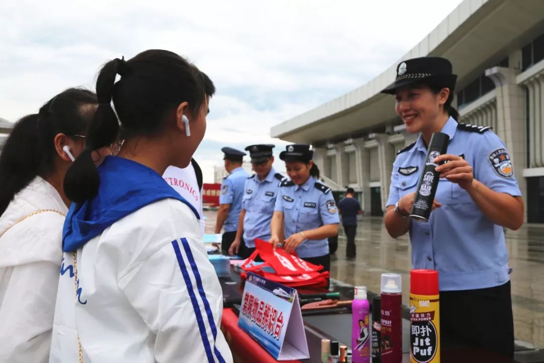 广西一男子带子弹乘火车被人拦,旅客乘坐火车随身携带50条香烟