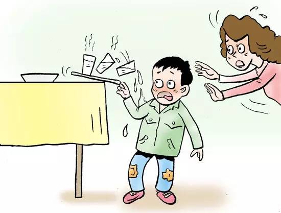 心疼！菏泽一月嫂抱仅40天男婴做饭时锅中鸡蛋突然爆开，孩子腿和肚皮烫出了泡...