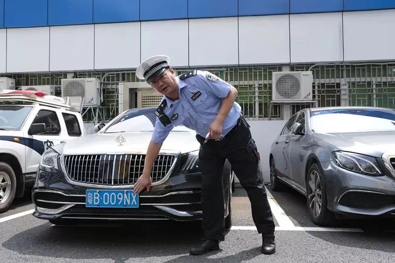 开自己的车，套自己的牌？警察蜀黍：罚款！拘留！