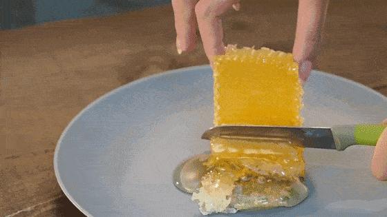 鼻头痘痘爆浆,鼻头痘痘挤出来的白色物质是什么