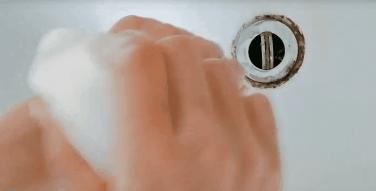 鼻头痘痘爆浆,鼻头痘痘挤出来的白色物质是什么