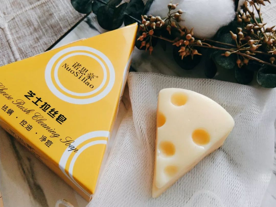 鼻头痘痘爆浆,鼻头痘痘挤出来的白色物质是什么