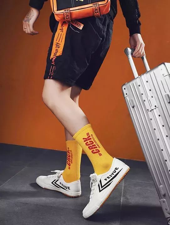 中国60年前造了双小白鞋，法国人一夜“偷走”赚翻了！今天它潮回来了