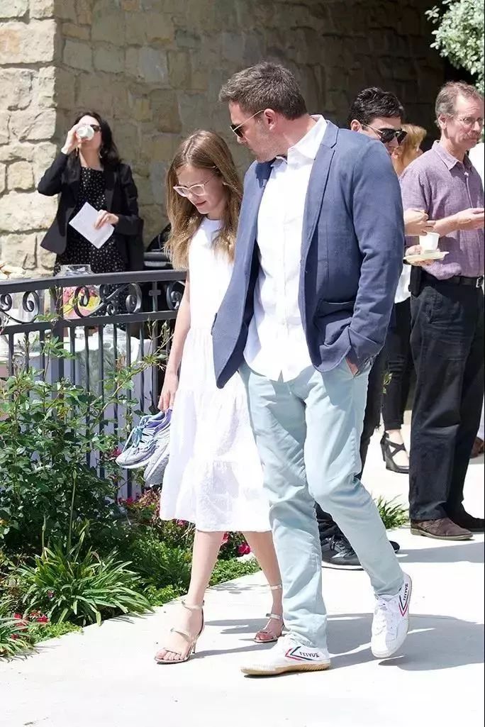 中国60年前造了双小白鞋，法国人一夜“偷走”赚翻了！今天它潮回来了