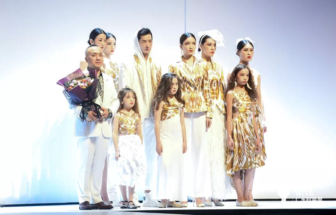 广东时装周丨“2019艾德莱斯出天山”绽放于致敬梦想的舞台