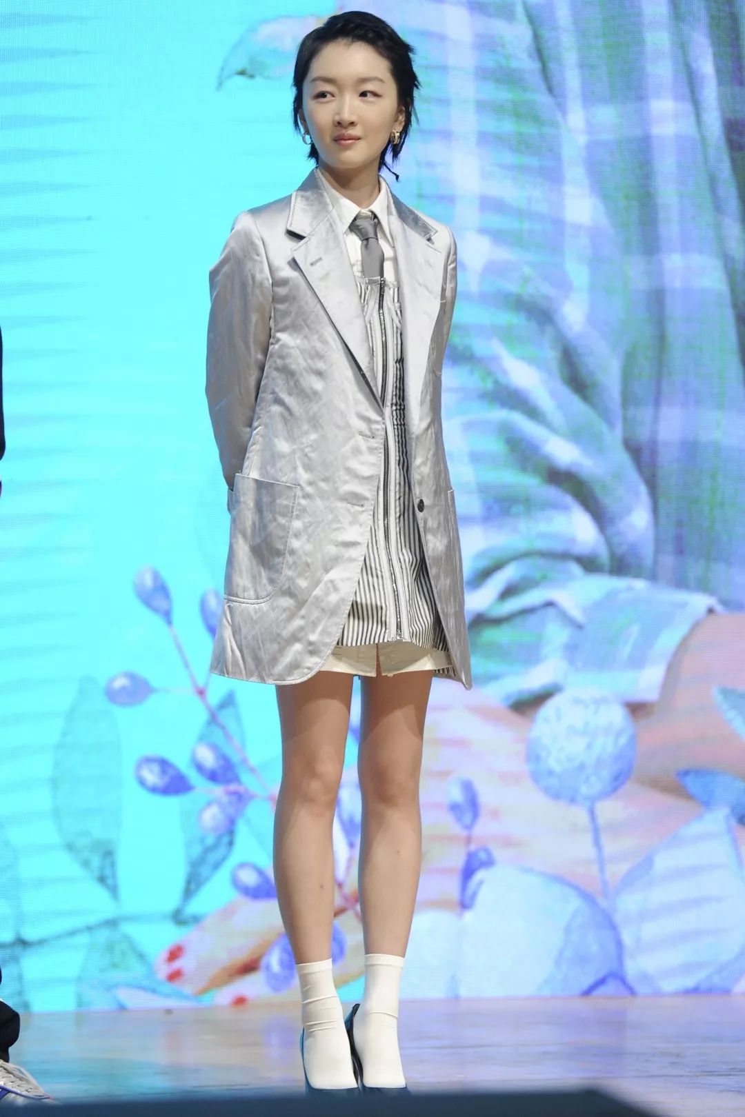 雎晓雯周冬雨吹泡泡,雎晓雯吹泡泡周冬雨