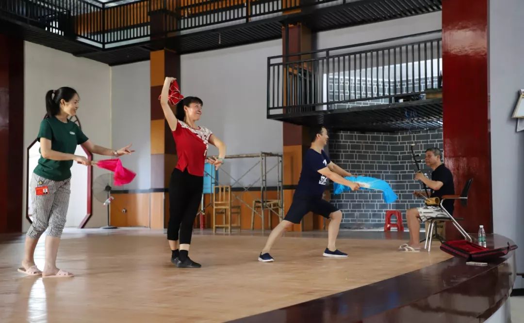 是什么样的一出戏能轰动整座城？