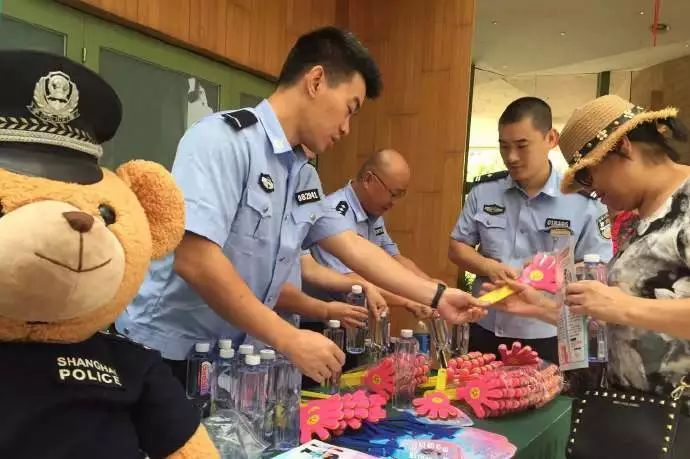 公安局进家门宣传防诈骗,公安反诈进社区宣传日