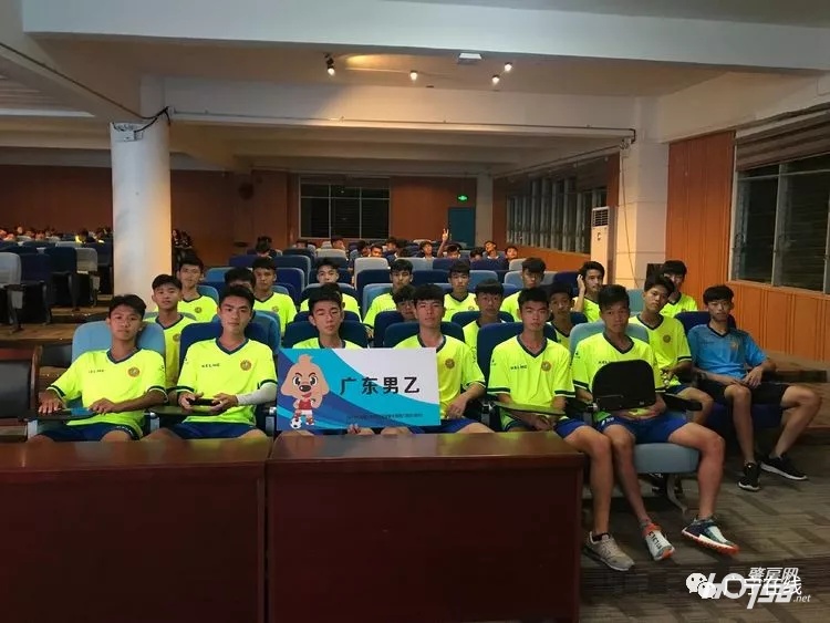 点赞汕尾少年足球队夺全国赛桂冠,中国少年足球场外点赞获得冠军