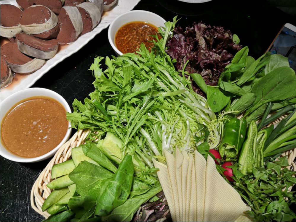 东北蘸酱菜到底有多野,东北为什么喜欢吃蘸酱菜