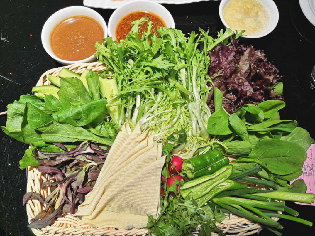 东北蘸酱菜到底有多野,东北为什么喜欢吃蘸酱菜