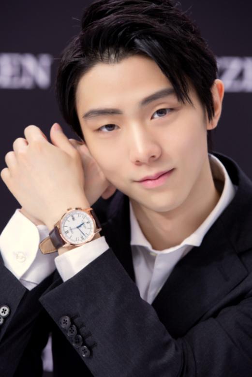 花滑运动员羽生结弦与主持人,黄景瑜和羽生结弦西铁城代言人