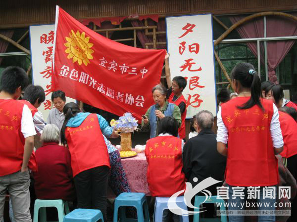 三名中学生拾金不昧,三中校园拾金不昧好人好事报道