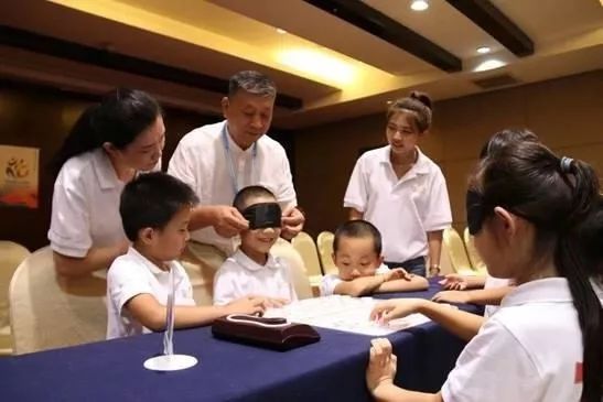 「聚焦」赛场成爱心课堂小学生体验盲人象棋