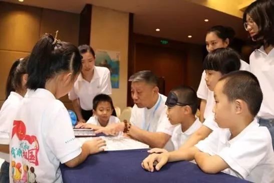 「聚焦」赛场成爱心课堂小学生体验盲人象棋