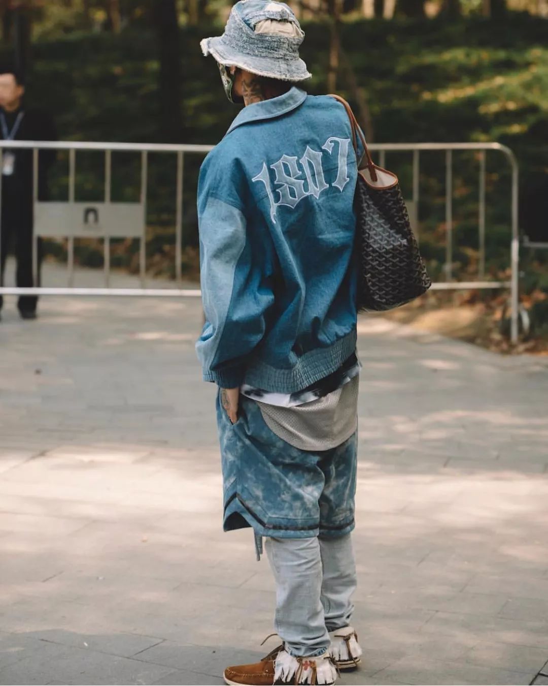 秋日牛仔的日常穿搭,初秋牛仔连衣裙搭配