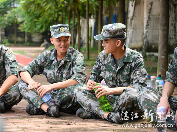 03年双胞胎兄弟同参军圆梦军营,军旅三胞胎圆梦