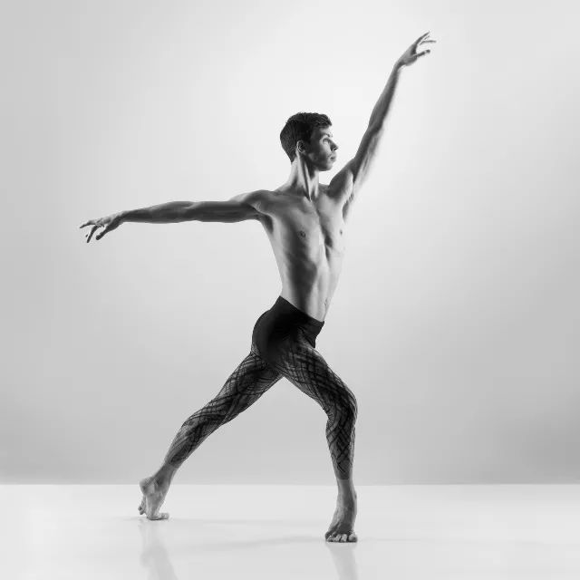 乔治王子学芭蕾被嘲,乔治小王子跳芭蕾