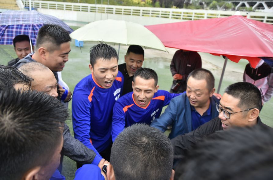 风雨无阻体育精神,赛场上的拼搏精神足球