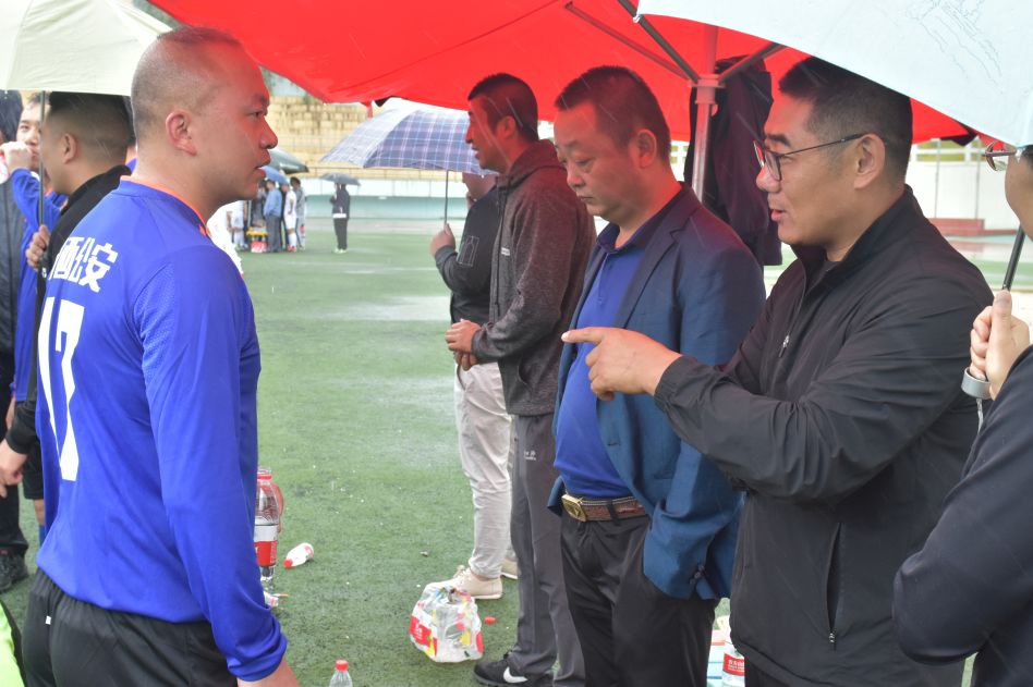 风雨无阻体育精神,赛场上的拼搏精神足球