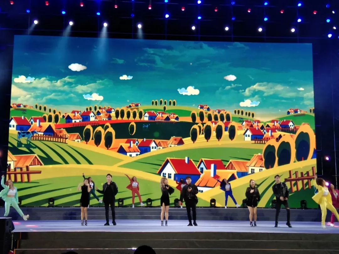 大型演唱会《歌唱新时代》来了，引发西市人疯狂围观…...