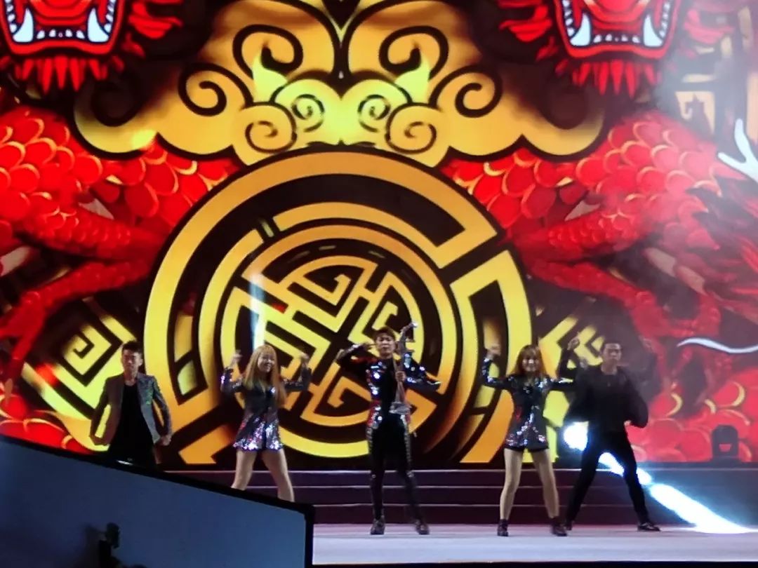 大型演唱会《歌唱新时代》来了，引发西市人疯狂围观…...