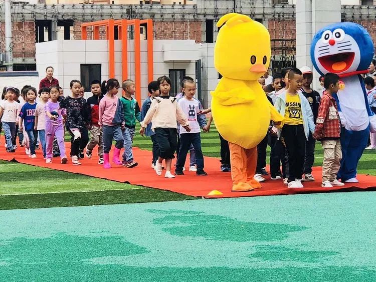 兰州各小学开学,开学第一天学校热烈迎接学生进校