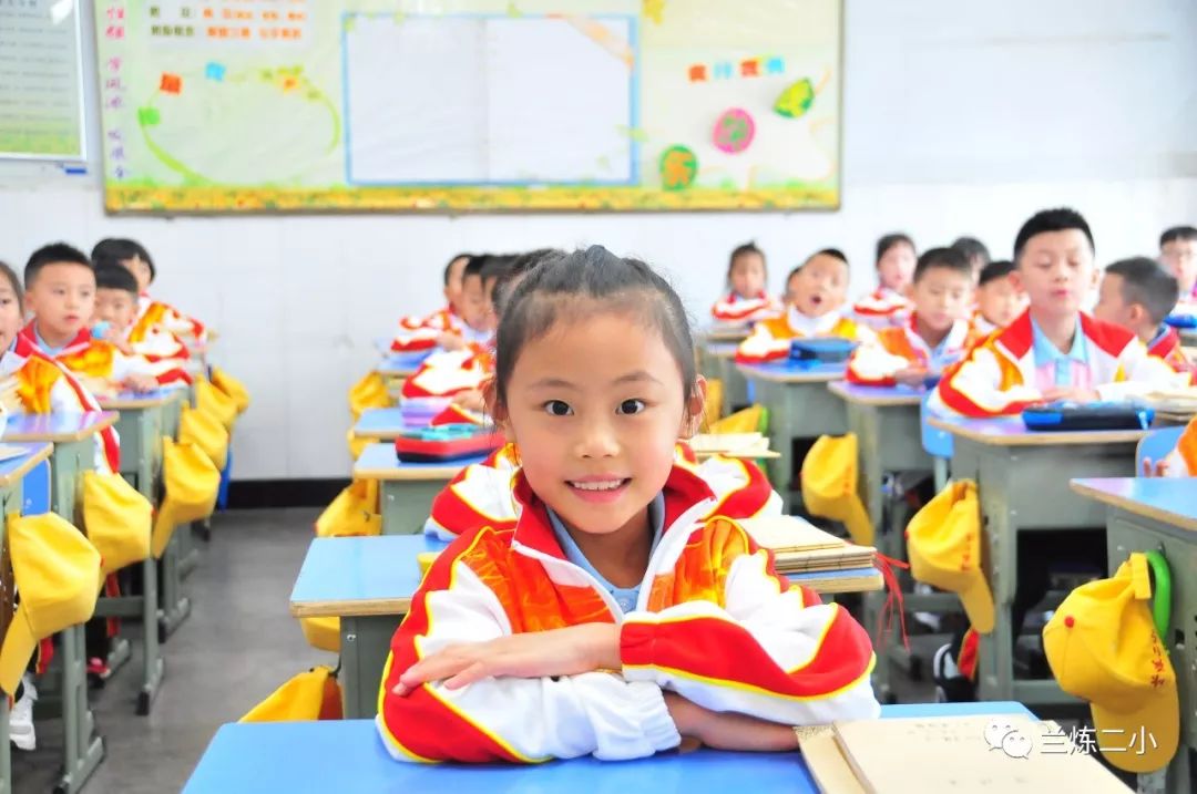 兰州各小学开学,开学第一天学校热烈迎接学生进校