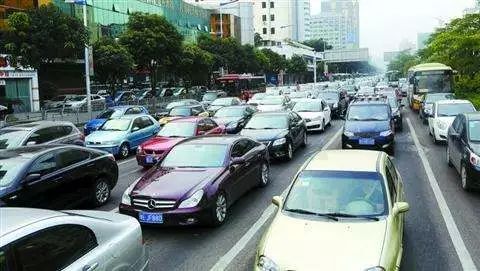 暴雨天气上学需要关注什么,开学第一天迎来一场大暴雨
