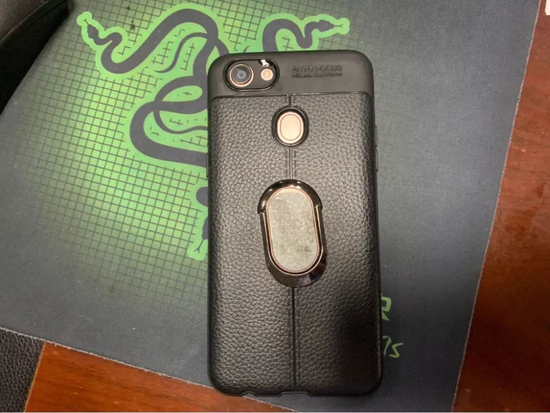 “叮咚”！清晨3点床底传来手机声，杭州姑娘一看，有双男人的眼睛…