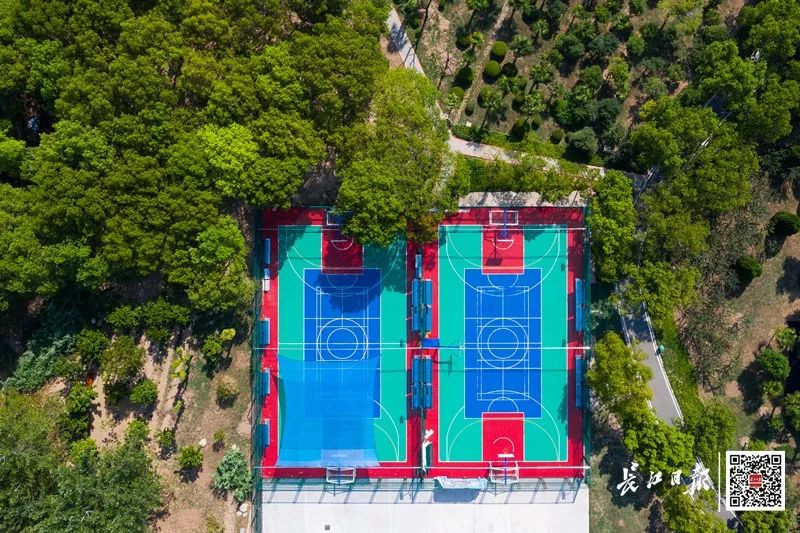 青山朋友来踢球啊！月底前，足球场要上新了