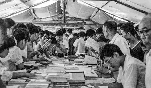 为什么书店越来越像会所、咖啡厅？