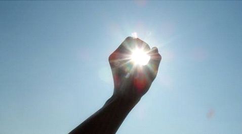 眼球被钉子刺穿,看着就痛工人不慎被钢筋刺入面部