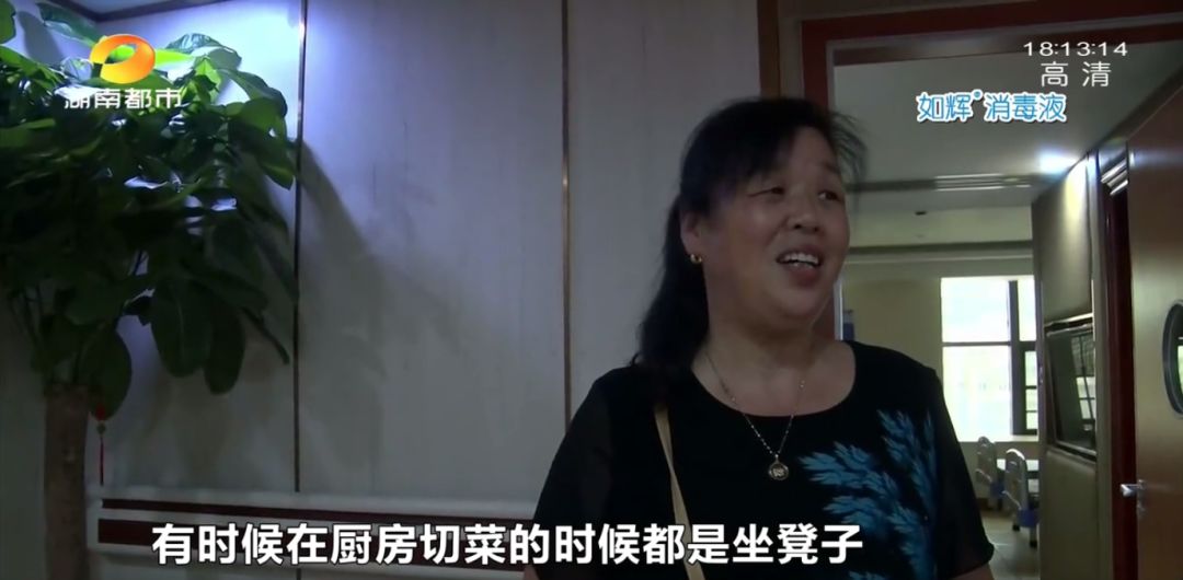 女生经常躺床上玩手机,长沙一女子躺在床上玩手机