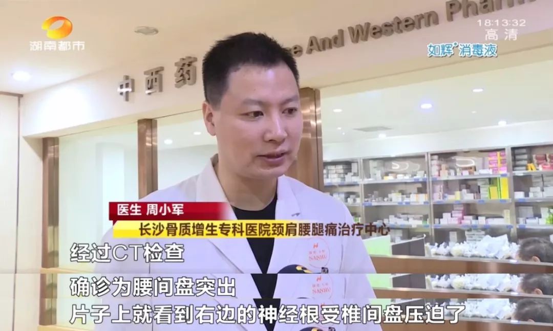 女生经常躺床上玩手机,长沙一女子躺在床上玩手机