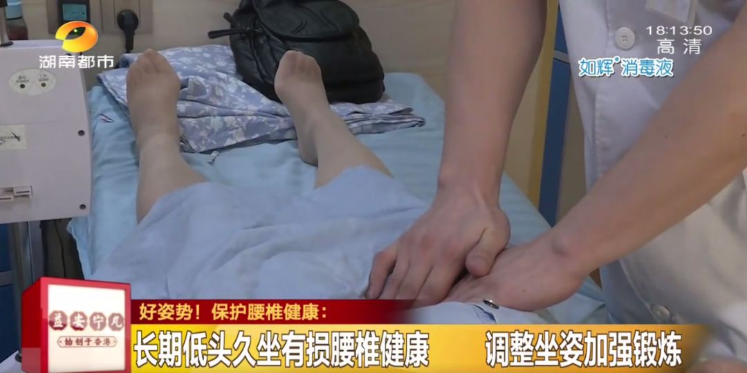 女生经常躺床上玩手机,长沙一女子躺在床上玩手机