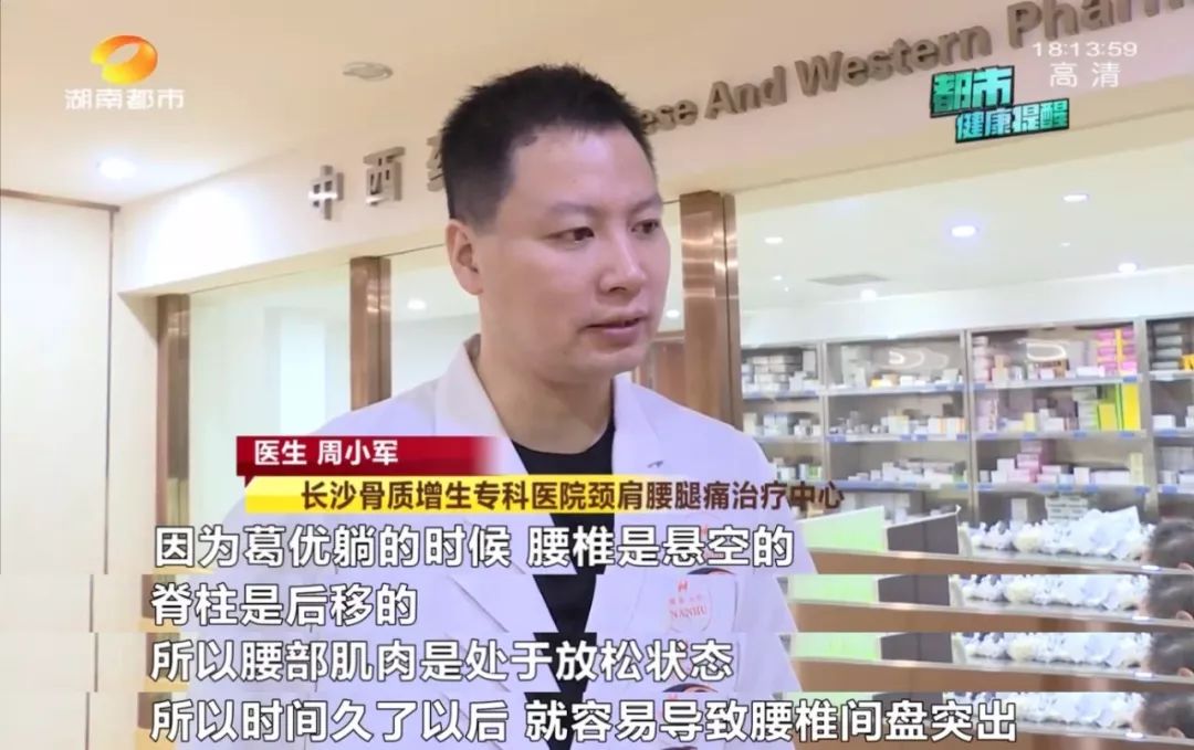 女生经常躺床上玩手机,长沙一女子躺在床上玩手机