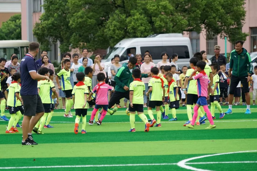 海岛小学的开学第一天，收到的礼物是一座足球场！