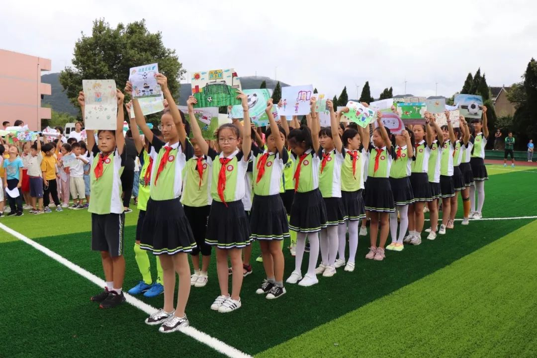 海岛小学的开学第一天，收到的礼物是一座足球场！