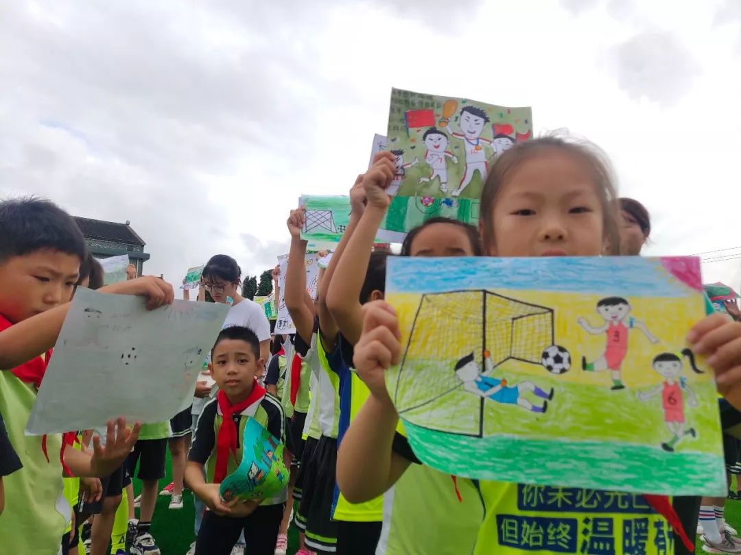 海岛小学的开学第一天，收到的礼物是一座足球场！