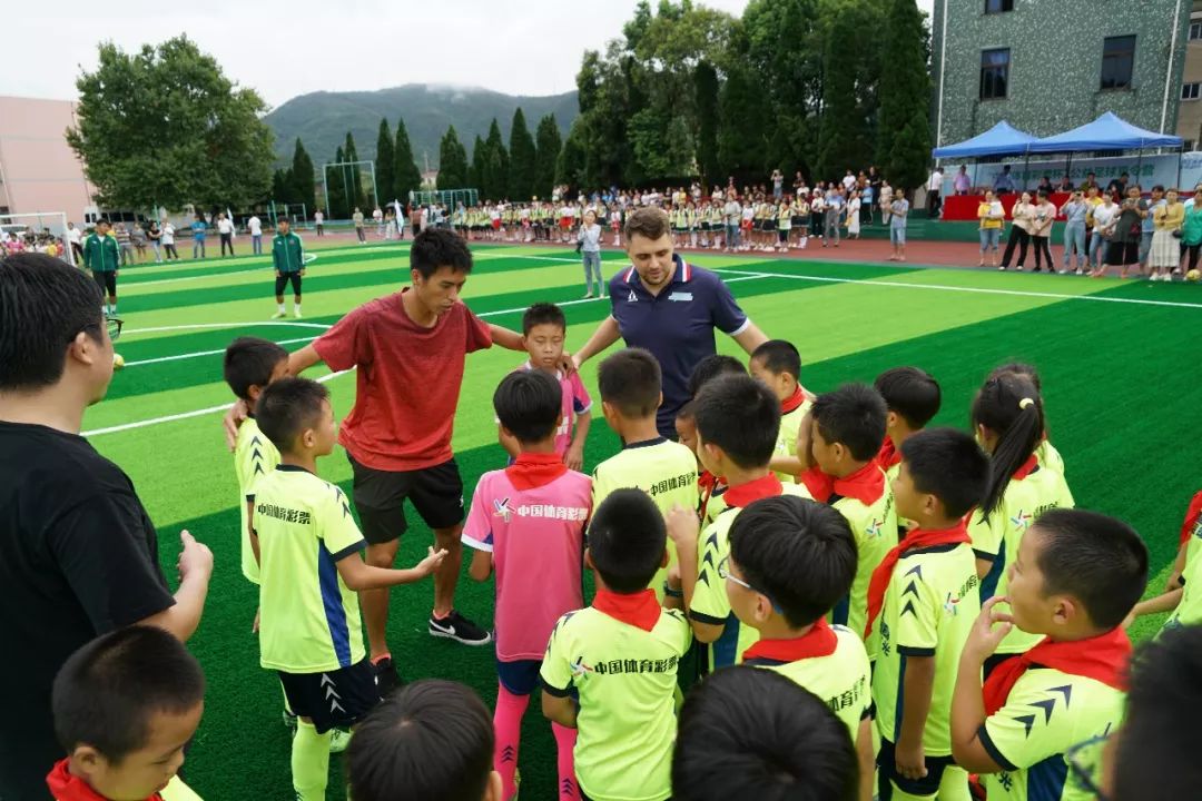 海岛小学的开学第一天，收到的礼物是一座足球场！