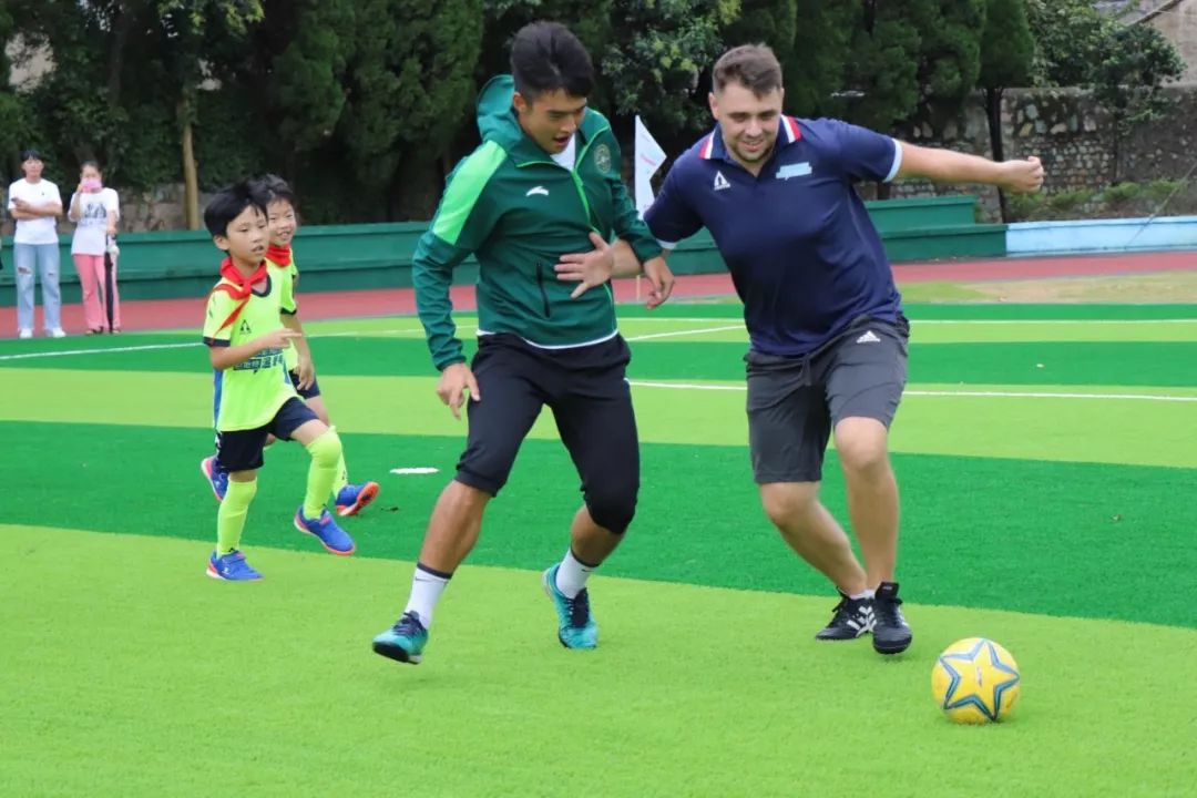 海岛小学的开学第一天，收到的礼物是一座足球场！