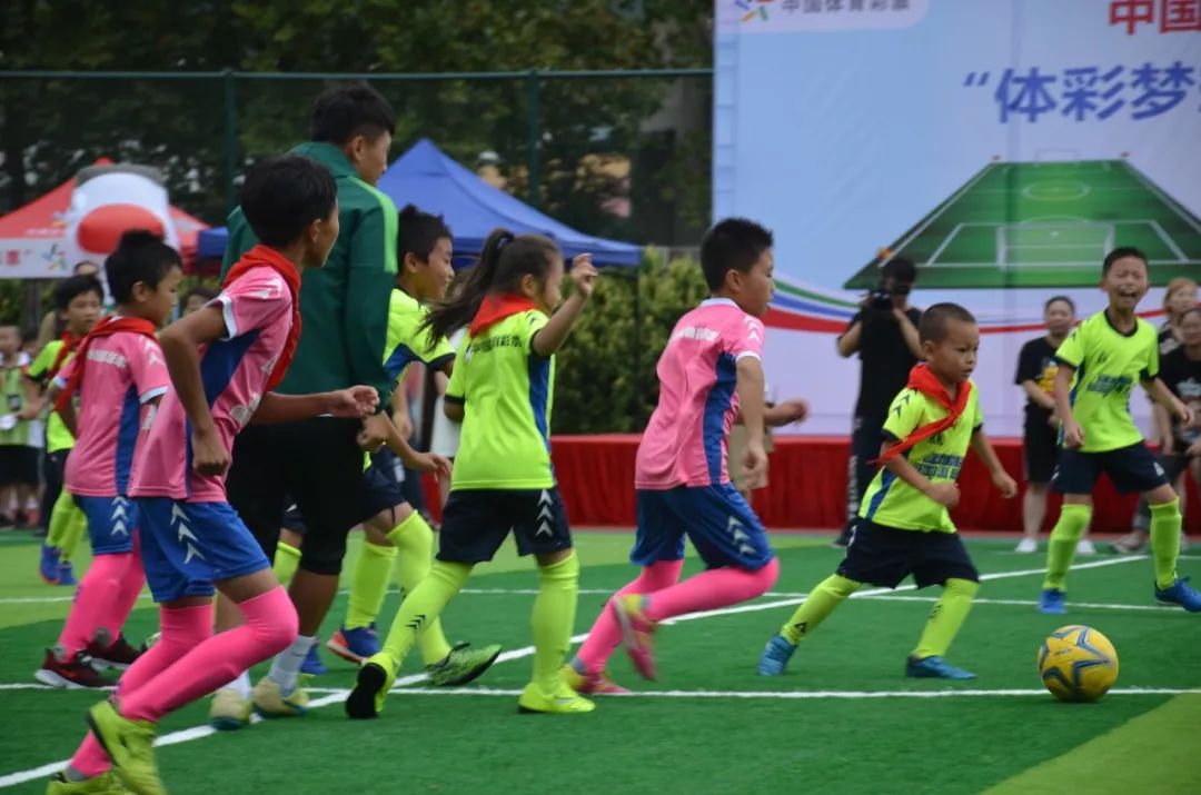 海岛小学的开学第一天，收到的礼物是一座足球场！