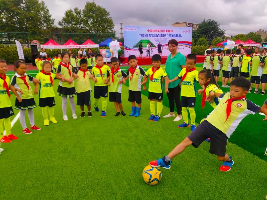 海岛小学的开学第一天，收到的礼物是一座足球场！